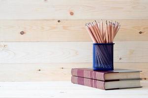 concept d'éducation, crayon pour travailler sur une table en bois. photo