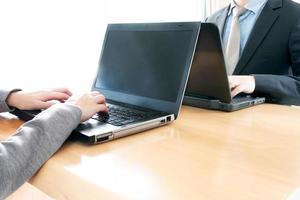 partenaires commerciaux travaillant ensemble sur un ordinateur portable au bureau photo