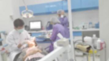 dentiste et assistant examinant le patient en clinique - flou photo