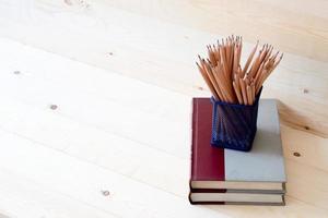 concept d'éducation, crayon pour travailler sur une table en bois. photo