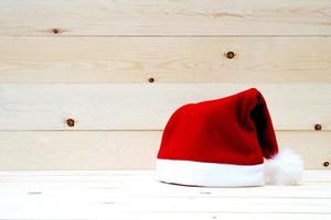 bonnet de noel sur table bois photo