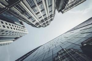 Vue sur les gratte-ciel d'affaires modernes en verre et vue sur le ciel paysage de bâtiment commercial dans le centre de la ville photo