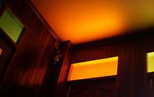 la fenêtre en verre orange au-dessus de la vieille porte. photo