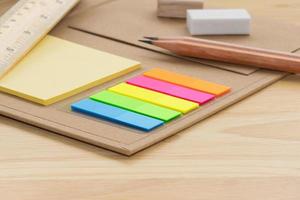 Mise au point sélective carrés multicolores notes autocollantes colorées sur l'équipement de bureau et l'école de concept de note de livre photo
