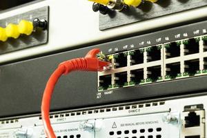 les câbles réseau pour connecter le port d'un commutateur pour connecter le réseau internet, concept de technologie de communication photo