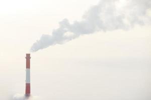 fumée sale sur fond blanc, problèmes écologiques. photo avec espace de copie.