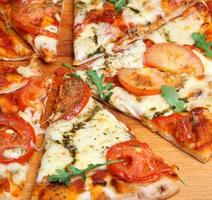 pizza margharita au pesto de basilic photo