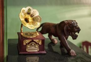 lecteur de son radio vintage avec statue de lion en bois photo