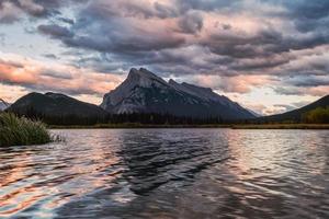 Le mont Rundle avec des nuages colorés dans les lacs vermillon en soirée au parc national banff photo