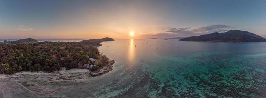 vue aérienne du coucher de soleil sur la mer tropicale avec l'île paradisiaque de lipe photo