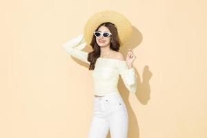 haute couture d'une jeune femme heureuse et joyeuse excitée portant un chapeau d'été de lunettes de soleil tenue glamour posant sur un fond de couleur pastel isolé de l'espace de copie. conception et concept publicitaire. photo
