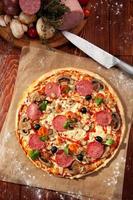 salami pizza photo