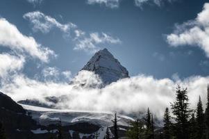 mont assiniboine avec nuage dans le ciel bleu sur le parc provincial photo