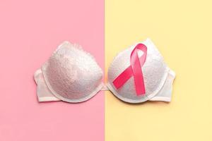 notion de cancer du sein. vue de dessus du soutien-gorge des femmes et symbole du ruban rose sensibilisation au cancer du sein photo