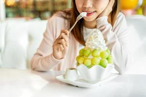 jeune femme aime manger du melon bingsu au restaurant photo