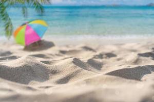 belle plage de sable tropicale et eau claire avec espace de copie, fond de vacances d'été photo