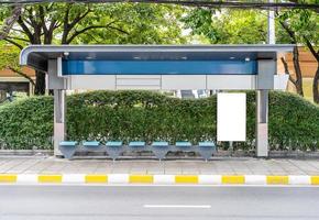 concevoir une maquette blanche vierge pour votre publicité ou graphique d'un panneau d'affichage vertical d'arrêt de bus dans une rue vide photo