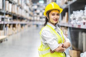 portrait d'une femme asiatique employée d'entrepôt pose et sourit à la caméra dans un entrepôt