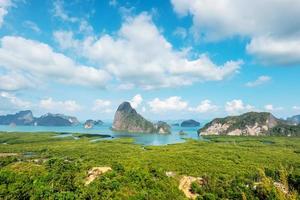 beau point de vue de samet nangshe avec la mer d'andaman dans la baie de phang nga le soir, près de phuket, thaïlande en voyage et vacances vacances photo