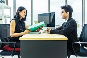 entretien d'embauche, belle gestionnaire femme asiatique parlant à un candidat masculin au bureau, femme d'affaires écoute les réponses des candidats. photo