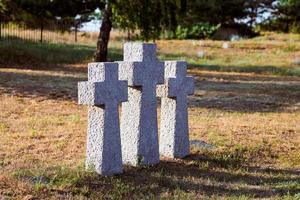 Trois croix de pierre catholiques dans le cimetière militaire allemand, Baltiysk, Russie photo