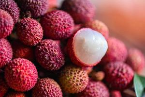 gros plan de fruits de litchi, litchi mûr frais pelé de l'arbre de litchi aux fruits tropicaux thaïlande en été photo