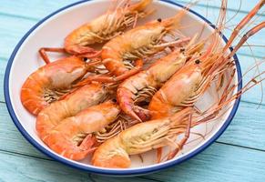 Assiette de fruits de mer Crevettes fraîches cuites sur fond blanc, crevettes crevettes servies sur une table de nourriture - vue de dessus de crevettes cuites au four photo