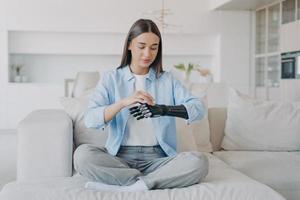 la fille appuie sur les boutons de la prothèse électronique. main de cyber-capteur, membre de carbone artificiel. photo