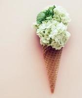 fleurs fraîches dans un cornet de crème glacée.