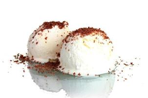 délicieuse crème glacée à la vanille avec du chocolat isolé sur blanc