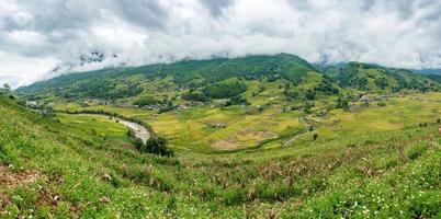panorama du point de vue du village de la tribu et de la rivière dans la vallée de sapa photo