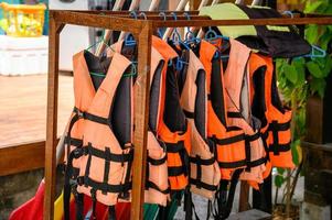 gilets de sauvetage orange suspendus à un rack photo