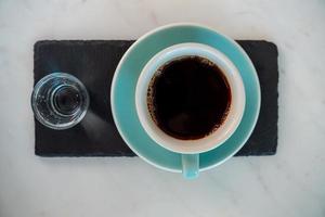 tasse de cappuccino chaud sur la table photo