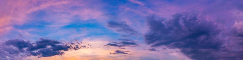 ciel panoramique spectaculaire avec des nuages au lever et au coucher du soleil. photo