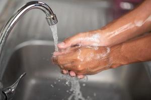 les mains des hommes montrent des moyens de se laver les mains avec un gel nettoyant pour prévenir les maladies infectieuses et prévenir le virus. photo