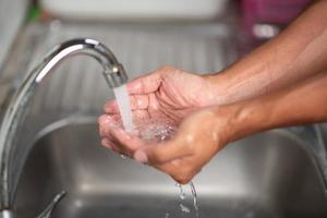 les mains des hommes montrent des moyens de se laver les mains avec un gel nettoyant pour prévenir les maladies infectieuses et prévenir le virus. photo