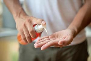 les mains des hommes montrent des moyens de se laver les mains avec un gel nettoyant pour prévenir les maladies infectieuses et prévenir le virus. photo