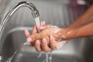 les mains des hommes montrent des moyens de se laver les mains avec un gel nettoyant pour prévenir les maladies infectieuses et prévenir le virus. photo