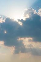 le ciel est magnifique, avec des nuages et des rayons des amulettes de bouddha brillant en faisceaux lumineux. photo