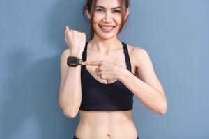 les femmes qui ont des montres d'exercice pour mesurer les valeurs d'exercice de santé photo