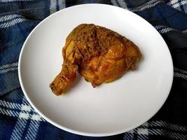 nourriture de poulet balinais sur une assiette. cuisine culinaire indonésienne photo