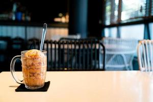 cuillère à glace thai tea en verre photo