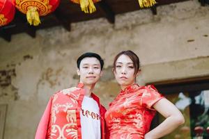 heureux jeune couple asiatique en robes traditionnelles chinoises photo