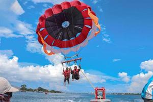 parachute ascensionnel au-dessus de l'océan sur une île tropicale photo