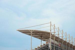 gros plan de tribune vip avec auvent sous ciel bleu clair photo