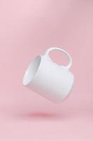 mug blanc flottant isolé sur fond rose. placez votre conception ou remplissez le logo photo