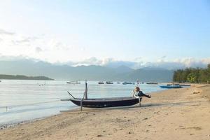 Bateaux longtail traditionnels parking en bord de mer de gili trawangan, lombok, indonésie photo