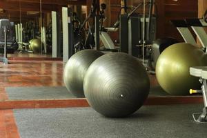 ballon de yoga à l'avant du miroir dans les installations de la salle de fitness photo