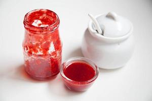 confiture de fraises en pot de verre photo