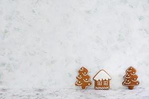 Biscuits de pain d'épice de Noël sur fond blanc photo